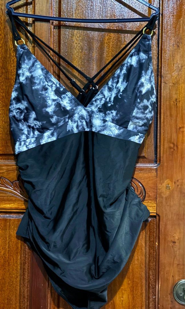 Athleta Shadow Dye Loop-Back One-Piece swimsuit XL-2xl (Category: Bikinis & Swimsuits) located in Bulacan. Submitted by declutterbuds (Listing ID 1400631447, Image 2). Description: No flaw.