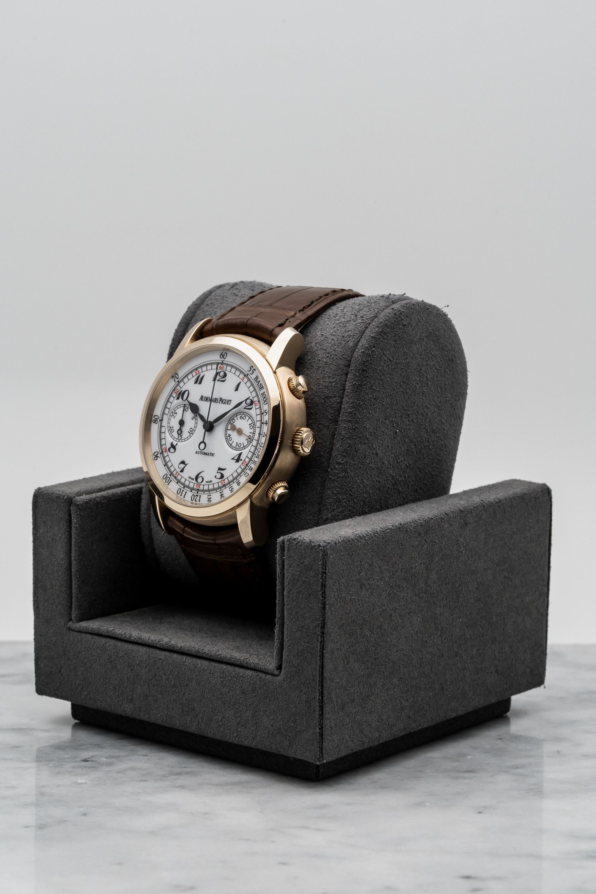 Audemars Piguet Jules Audemars Chronograph 26100OR.OO.D088CR.01 Rose Gold • 2011 • 📦 & 📄 (Category: Watches) located in Singapore. Submitted by timetells (Listing ID 1400644388, Image 2). Description: Brand: Audemars Piguet Model: Jules Audemars Chronograph Reference Number: 26100OR.OO.D088CR.01 Year: 2011 Case Size: 41 mm Case: 18k Rose Gold Dial: White Enamel with Arabic Numerals & Tachymeter Scale Strap: Brown Alligator Leather with 18k Rose