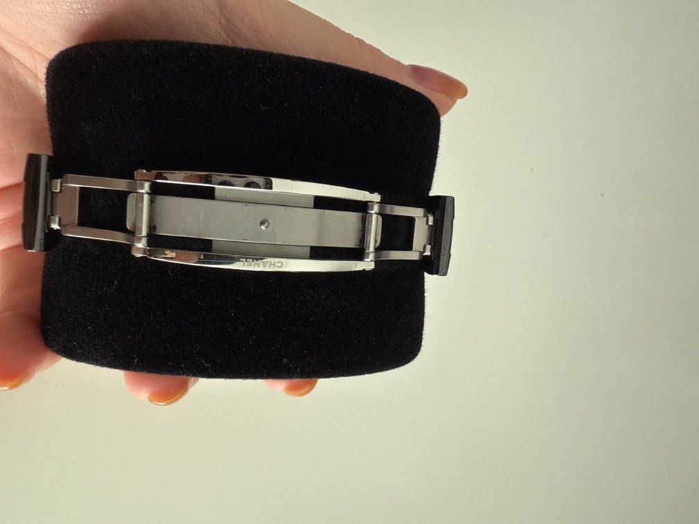 Authentic Chanel J12 33mm (Category: Luxury Watches) located in Quezon City. Submitted by breakmyfashion (Listing ID 1400763763, Image 2). Description: .