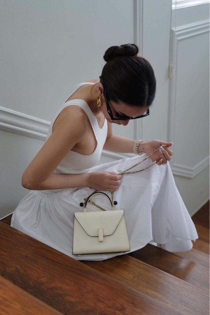 Authentic Valextra Iside (Category: Luxury Bags & Wallets) located in Roxas City. Submitted by lynngreyartillero (Listing ID 1400616212, Image 3). Description: Authentic Valextra Iside 😍😍😍 Like new 😍😍😍 may protector pa ang kanyang mga paa all ❤️❤️❤️ Madam may sign of used lng sya sa leather minimal color trasfer pero hnd naman ganon ka kita bagong bago at very sturdy pa to❤️❤️❤️ Ito yung size na rare gamit gamit ni Miss Heart Evangilista 😍