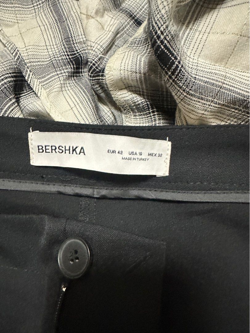 Bershka trousers (Category: Other Bottoms) located in Pasig City. Submitted by chubby_cheeks (Listing ID 1400729684, Image 2). Description: Bn just removed tag Super nice when worn Orig price 2295 Size 32.