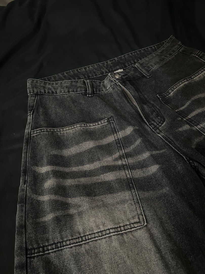 Black Wide Leg Jeans (Category: Jeans) located in Cavite. Submitted by itsoper (Listing ID 1400689203, Image 2). Description: ✨ Shein Find! Bought this from Shein and got it tapered for a better fit. Size: Small 📏 Measurements: Length: 39 inches Width: 16 inches Worn only a few times and still in great condition! Perfect for anyone who loves a clean, flattering fit 💖 .