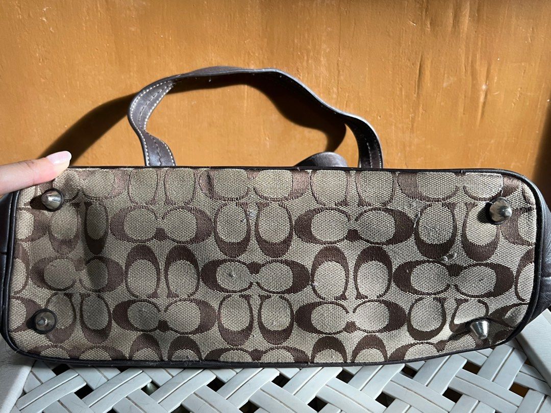 Coach Vintage Hampton Bag (Category: Luxury Bags & Wallets) located in Pasay City. Submitted by cesioa (Listing ID 1400670206, Image 3). Description: No Major Flaws but needs cleaning see pictures for size .