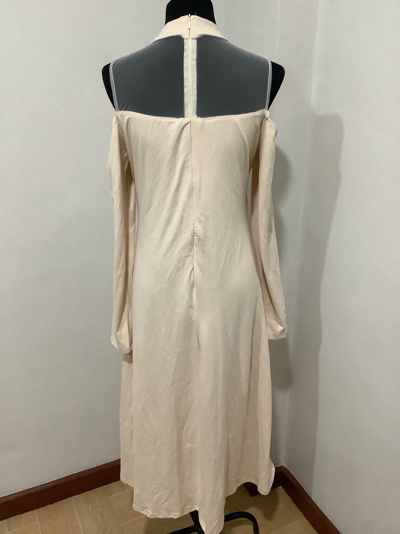Cream Long Dress XL (Category: Evening dresses & gowns) located in Manila. Submitted by angelshope (Listing ID 1400713601, Image 2). Description: Cream long dress offshoulder Size xl Double lining Loc sta mesa manila.