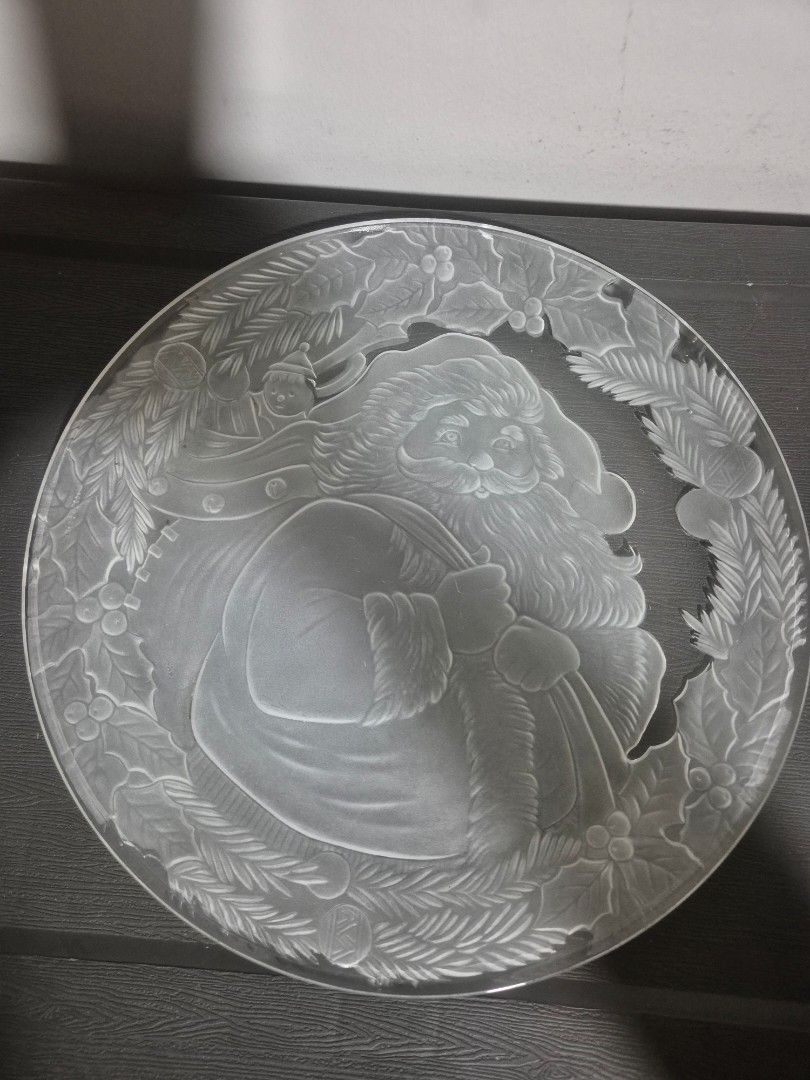 Etched Glass Plate with Santa Design (Category: Dinnerware & Cutlery) located in Pasig City. Submitted by rubyspick (Listing ID 1400630503, Image 1). Description: Elegant etched glass plate featuring a detailed Santa Claus design surrounded by festive foliage. The plate has a clear, transparent appearance, showcasing the intricate artwork. It's a decorative piece, perfect for display or as a unique serving dish during the holidays. The design is 