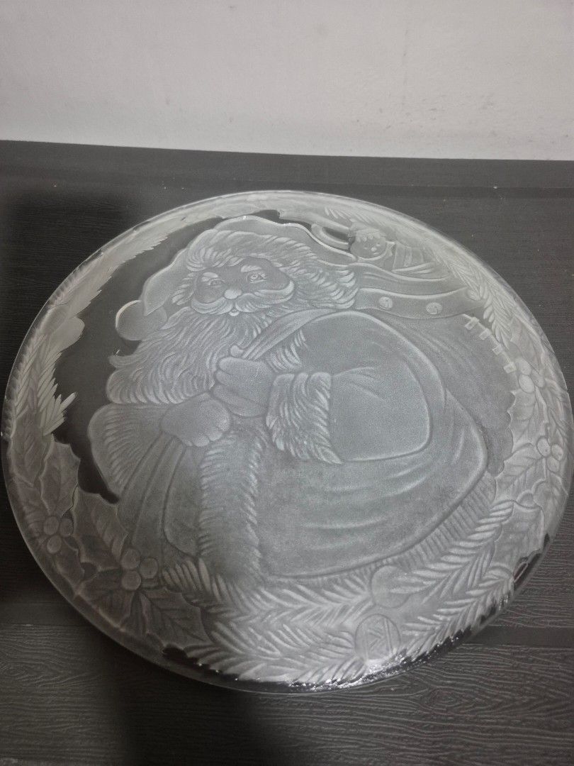 Etched Glass Plate with Santa Design (Category: Dinnerware & Cutlery) located in Pasig City. Submitted by rubyspick (Listing ID 1400630503, Image 2). Description: Elegant etched glass plate featuring a detailed Santa Claus design surrounded by festive foliage. The plate has a clear, transparent appearance, showcasing the intricate artwork. It's a decorative piece, perfect for display or as a unique serving dish during the holidays. The design is 