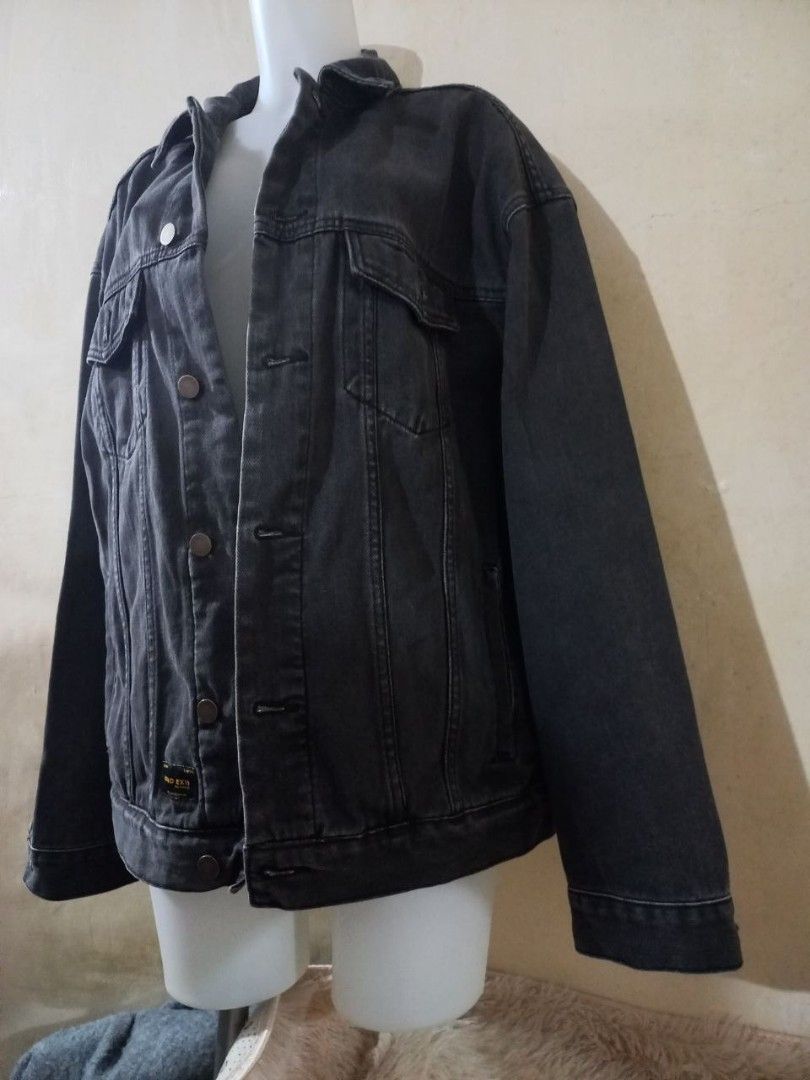FOR SALE: Unisex Denim Jacket (Category: Others Tops) located in Mandaluyong City. Submitted by classyinstyle (Listing ID 1400743618, Image 3). Description: FOR SALE: • Unisex Denim Jacket Bust: 46 inch Length: 37 inch Color: Black Price: Php 450.00 Nicer in actual than in photos Can fit Large - 2XL body frame 4 Pockets Actual color may vary due to lighting Reason for Sale: Decluttering Mode of Payment: G Cash Mode of Delivery: J&T,Grab, Lalamove