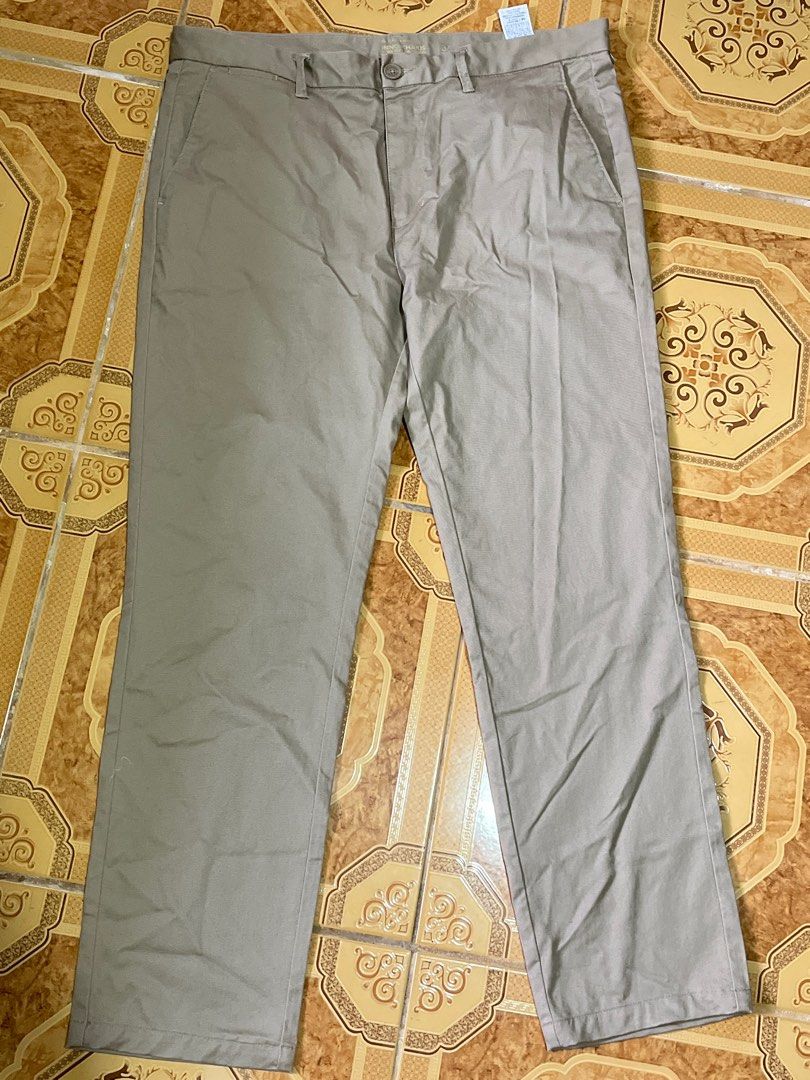 Giordano Innov Khakis Pants - Size 36 (Category: Jeans) located in Manila. Submitted by kali_11 (Listing ID 1400674468, Image 1). Description: Giordano Innov Khakis pants in size 36. These pants are a neutral color, suitable for various outfits. They feature a button and zipper closure. The pants have a classic, straight-leg cut. They appear to be made of a soft material. The pants have pockets on the front and back..