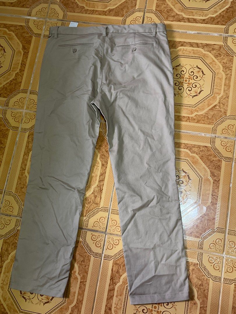 Giordano Innov Khakis Pants - Size 36 (Category: Jeans) located in Manila. Submitted by kali_11 (Listing ID 1400674468, Image 3). Description: Giordano Innov Khakis pants in size 36. These pants are a neutral color, suitable for various outfits. They feature a button and zipper closure. The pants have a classic, straight-leg cut. They appear to be made of a soft material. The pants have pockets on the front and back..