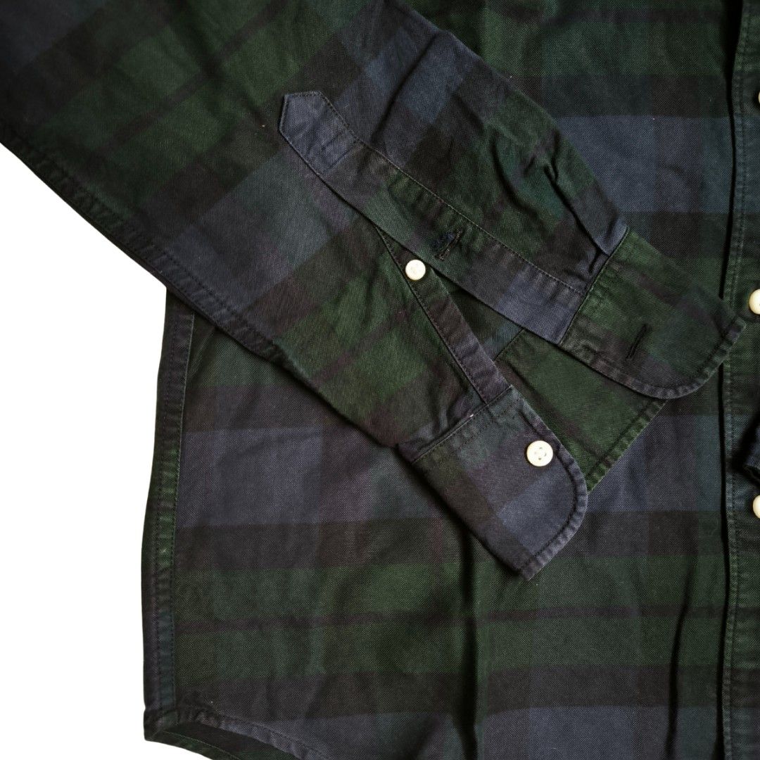j.crew Slim Fit Plaid Shirt (Category: Tshirts & Polo Shirts ) located in Mandaluyong City. Submitted by endal (Listing ID 1400211653, Image 3). Description: J.Crew shirt features a classic plaid pattern in navy and green. It has a button-down collar and long sleeves with buttoned cuffs. The shirt is a slim fit and has a chest pocket. The size is medium..