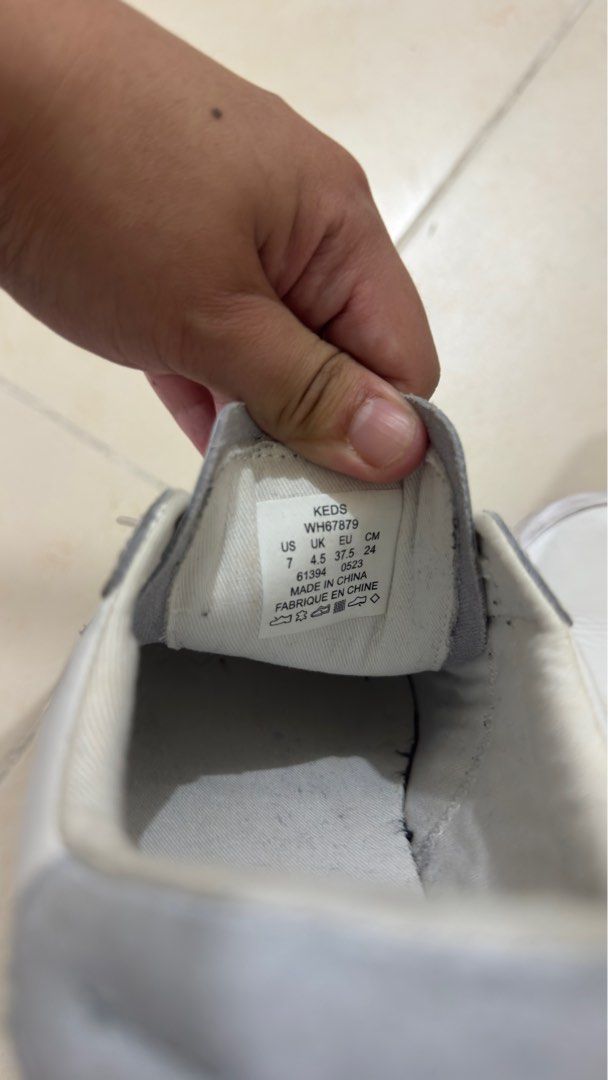 Keds White Sneakers (Category: Sneakers) located in Mandaluyong City. Submitted by fidgetcracker (Listing ID 1400776917, Image 2). Description: .