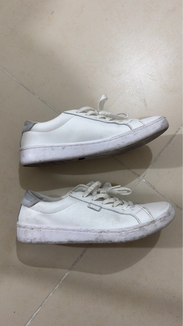 Keds White Sneakers (Category: Sneakers) located in Mandaluyong City. Submitted by fidgetcracker (Listing ID 1400776917, Image 3). Description: .