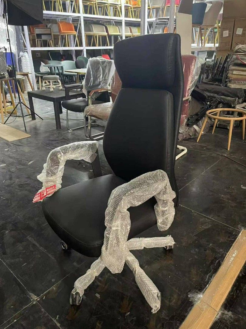 Leather Executive Chair (Category: Office Furniture & Fixtures) located in Makati City. Submitted by gineth24 (Listing ID 1400649612, Image 3). Description: Brand New Black only +Sf, may vary per location Pm for inquiries.