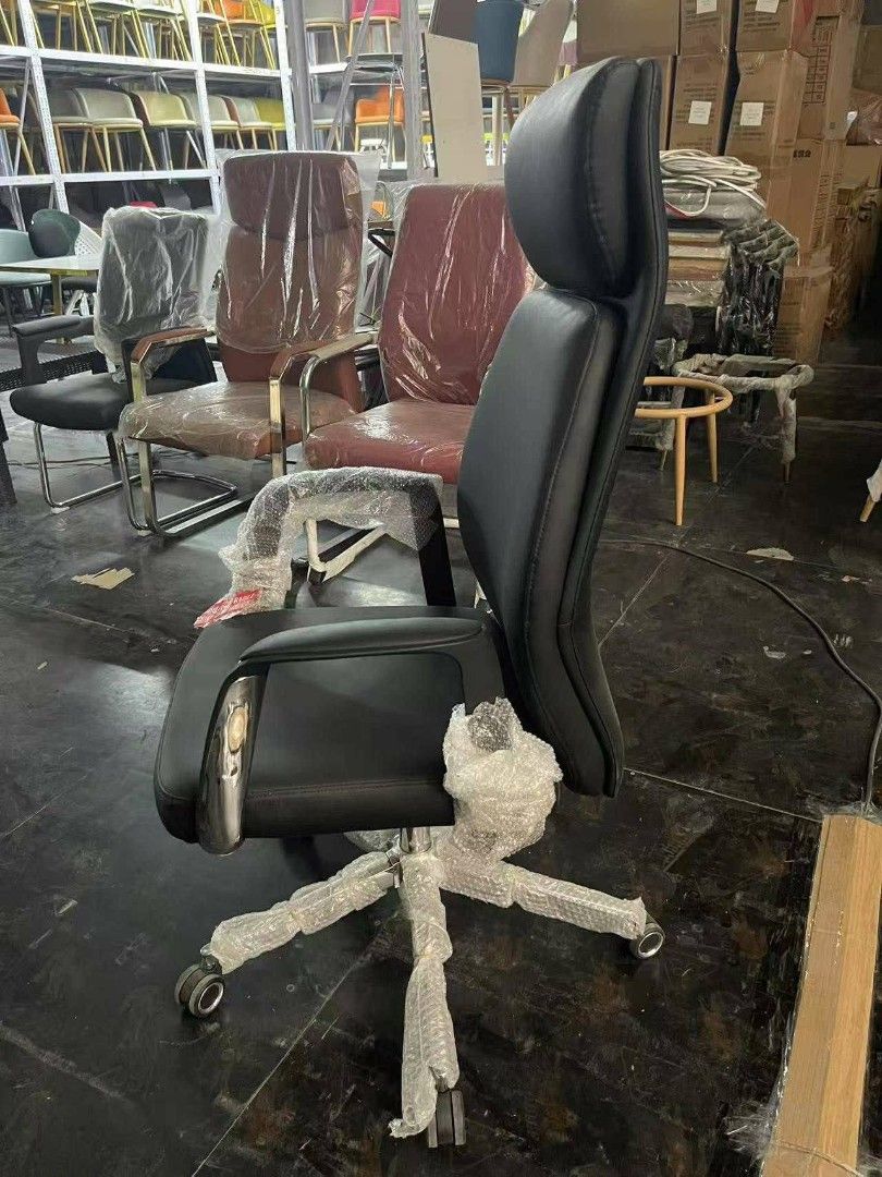 Leather Executive Chair (Category: Office Furniture & Fixtures) located in Makati City. Submitted by gineth24 (Listing ID 1400649612, Image 2). Description: Brand New Black only +Sf, may vary per location Pm for inquiries.