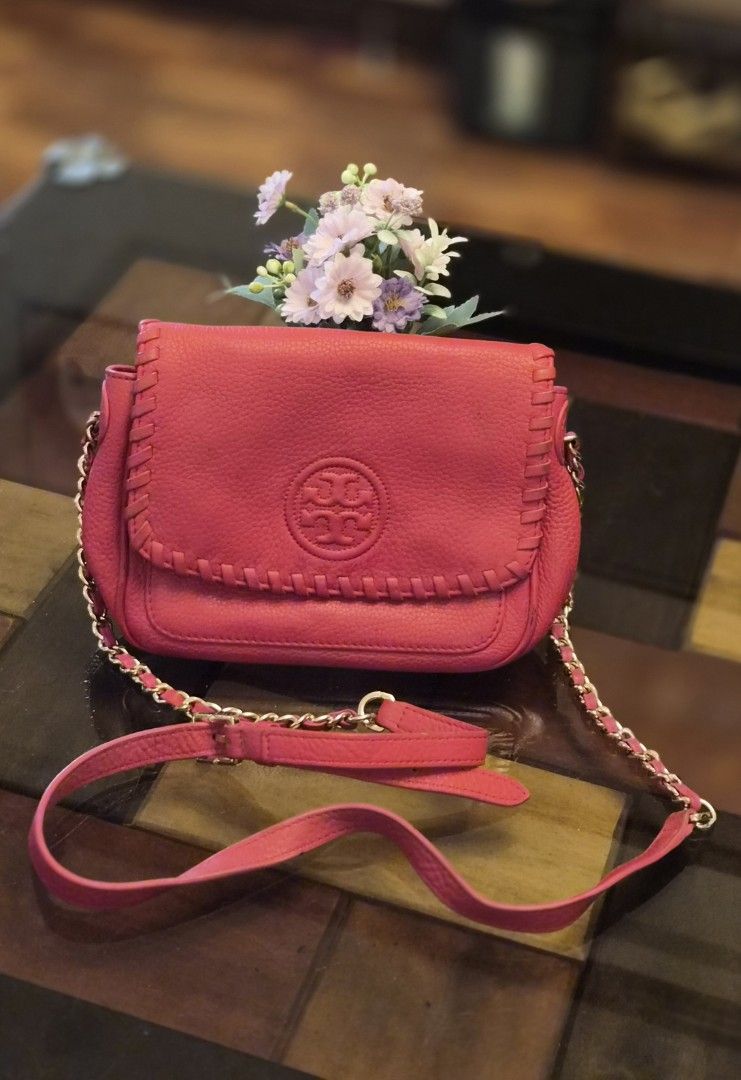 Original Tory Burch Marion Mini Crossbody (Category: Luxury Bags & Wallets) located in Cabanatuan. Submitted by meyrasol (Listing ID 1400644079, Image 1). Description: viaible oxidation minimal rubs.