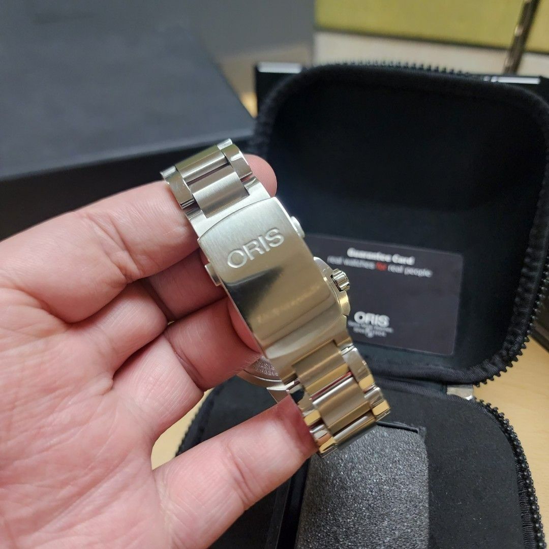 Oris Aquis Date Automatic Black 43.00mm (Category: Luxury Watches) located in Manila. Submitted by jeffreycar97535 (Listing ID 1400713039, Image 3). Description: Oris Aquis Date Automatic Black 43.00mm Condition: 9/10 Complete set *traceable in Oris website CASE: 43.00mm, Stainless steel MATERIAL: Multi-piece stainless steel case, Tungsten minutes scale top ring SIZE: 43.00mm TOP GLASS: Sapphire, domed on both sides, anti-reflective coating insid