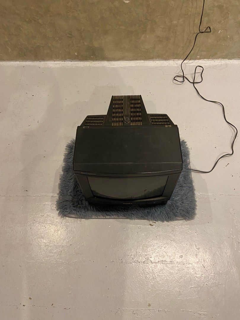 Sony Trinitron "14 KV-14APR1 (Category: TV) located in Pasig City. Submitted by findshyt (Listing ID 1400728412, Image 2). Description: Sony Trinitron "14 KV-14APR1 220v all bottons working ready to use ₱5,000 pick up: pasig city.