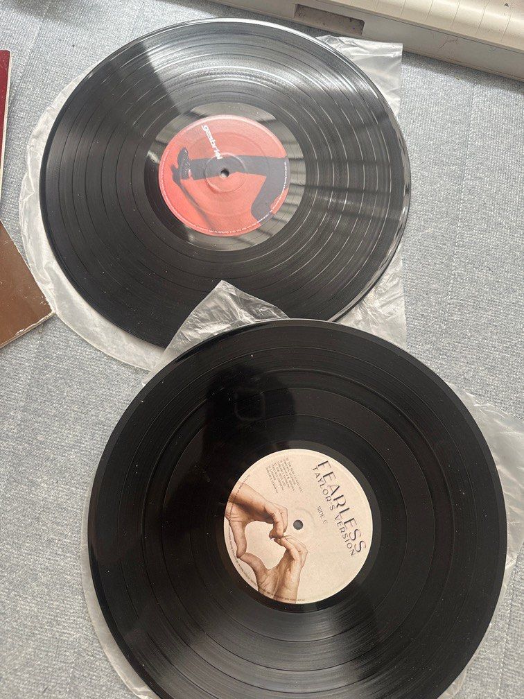 Taylor Swift and Keshi Vinyl (for display) (Category: Vinyls) located in Cavite. Submitted by jca__ (Listing ID 1398352354, Image 2). Description: for display only. pinacustomize ko siya dati, kaso wala na ako space ngayon. 190 both na. may damages so manage your expectations..