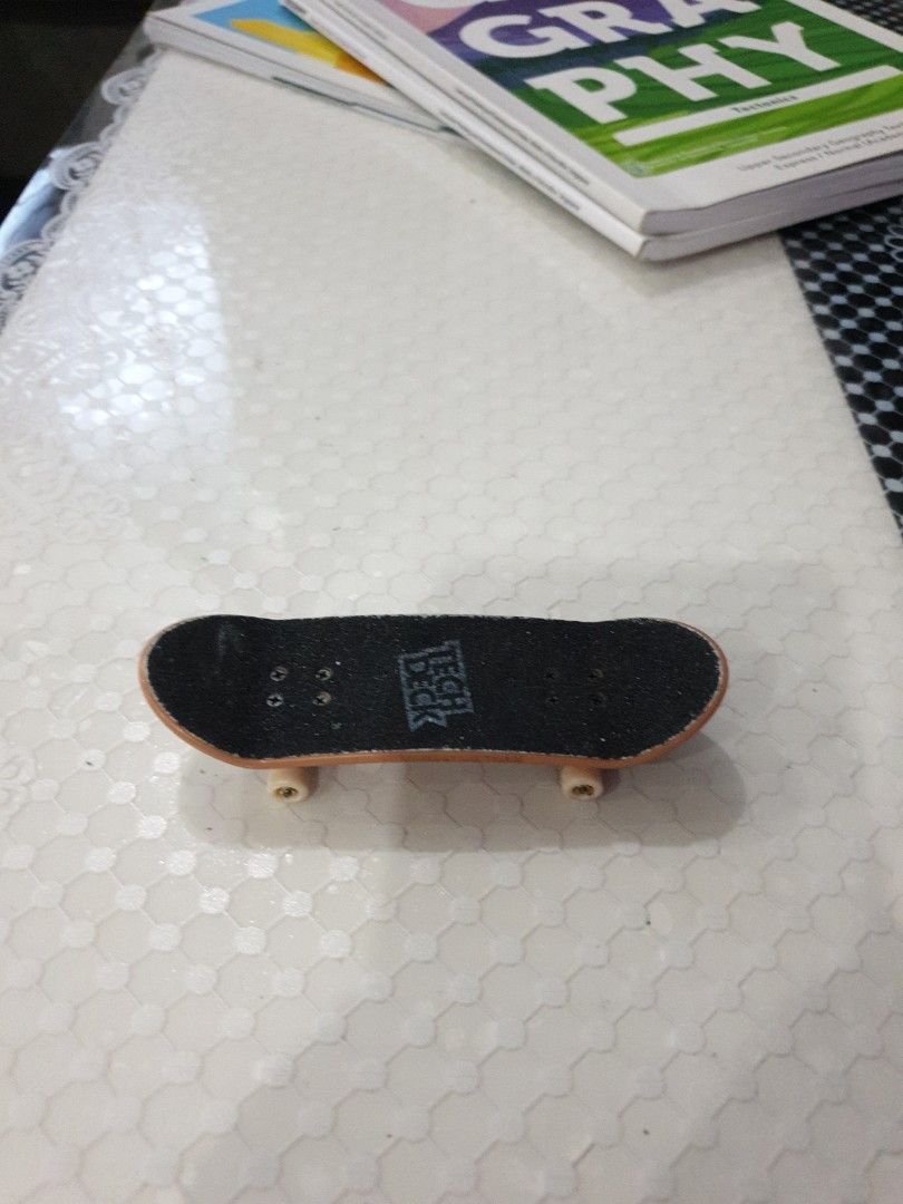 Tech deck (Category: Kids Toys) located in Singapore. Submitted by tufff (Listing ID 1400729662, Image 1). Description: can remove the thing I made at the bottom .
