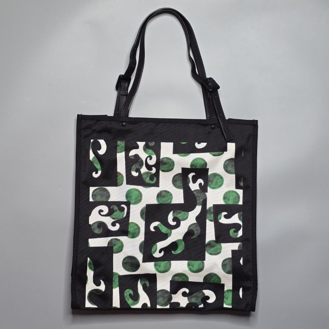 Tumi - Ballistic Nylon Tote Bag (Category: Luxury Bags & Wallets) located in Malabon City. Submitted by buynflex (Listing ID 1400769943, Image 2). Description: Tumi - Ballistic Nylon Tote Bag Limited Edition Measurements: W 14.5 x L 15.5 x D 5 Excellent Condition.