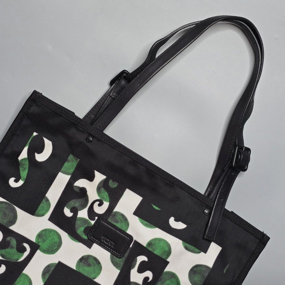 Tumi - Ballistic Nylon Tote Bag (Category: Luxury Bags & Wallets) located in Malabon City. Submitted by buynflex (Listing ID 1400769943, Image 3). Description: Tumi - Ballistic Nylon Tote Bag Limited Edition Measurements: W 14.5 x L 15.5 x D 5 Excellent Condition.