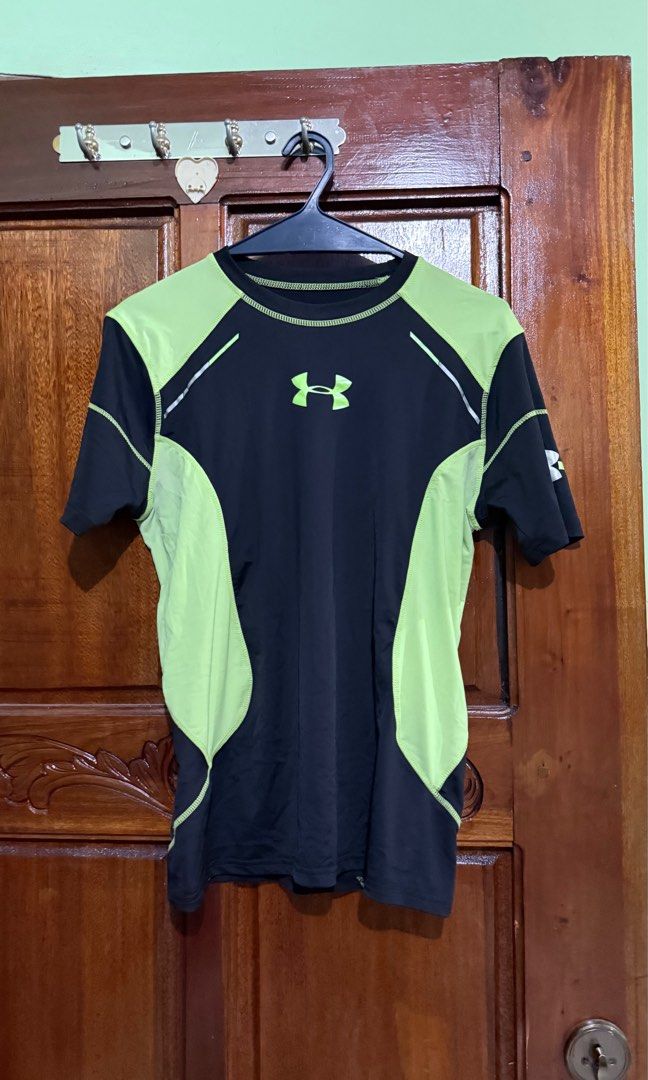 Under Armour Rash Guard SMALL-MED (Category: Rash guard) located in Bulacan. Submitted by declutterbuds (Listing ID 1400595345, Image 3). Description: Color 10/10 Print 9/10.