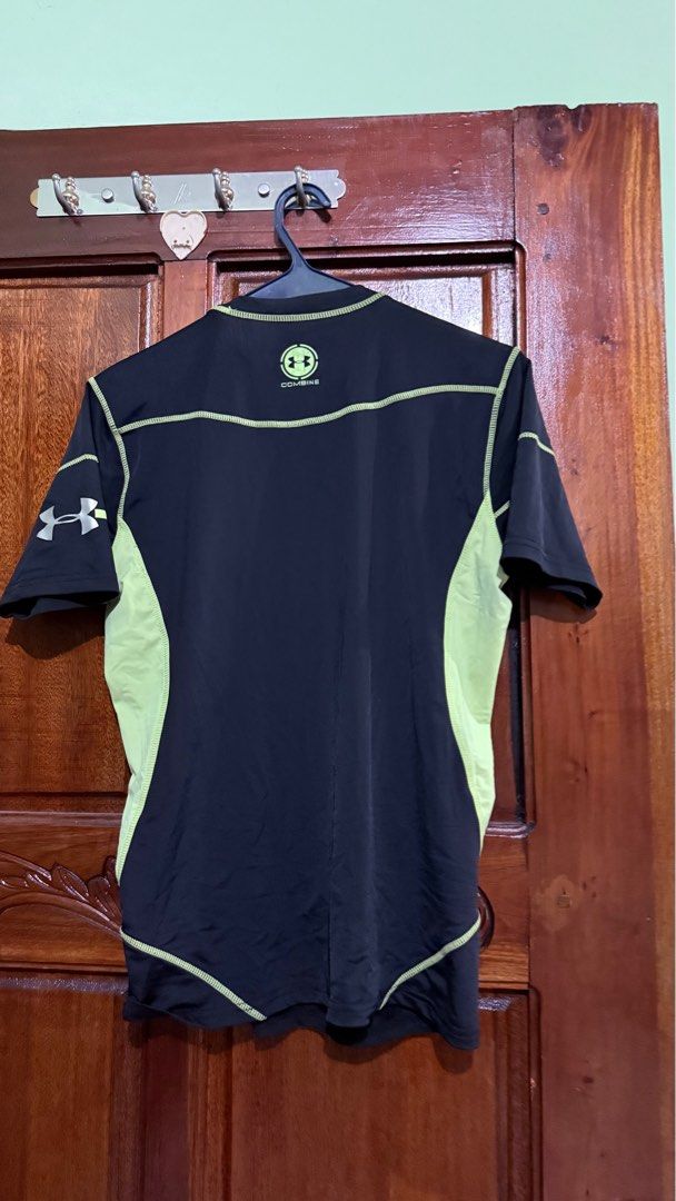 Under Armour Rash Guard SMALL-MED (Category: Rash guard) located in Bulacan. Submitted by declutterbuds (Listing ID 1400595345, Image 1). Description: Color 10/10 Print 9/10.