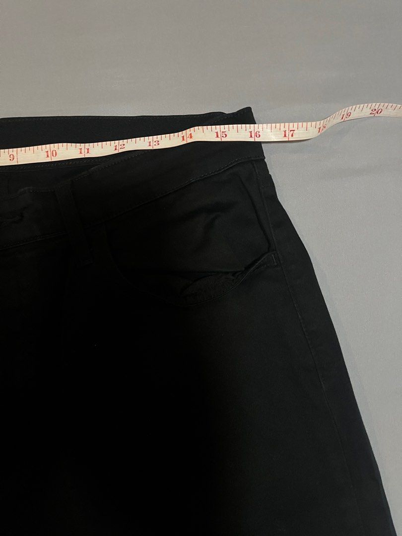 Uniqlo Black Jeans (Category: Jeans) located in Tarlac. Submitted by johnjohnjohn23 (Listing ID 1400648362, Image 3). Description: Black Uniqlo jeans. Features a button closure and pockets. Waist measures approximately 16 inches across. The inseam is approximately 39 inches. Size L. The tag indicates the waist size is 84-92cm..
