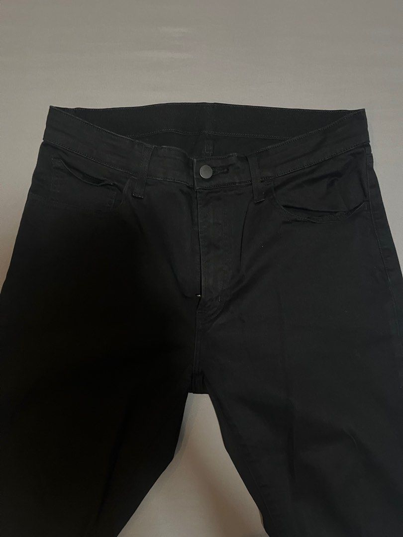 Uniqlo Black Jeans (Category: Jeans) located in Tarlac. Submitted by johnjohnjohn23 (Listing ID 1400648362, Image 1). Description: Black Uniqlo jeans. Features a button closure and pockets. Waist measures approximately 16 inches across. The inseam is approximately 39 inches. Size L. The tag indicates the waist size is 84-92cm..