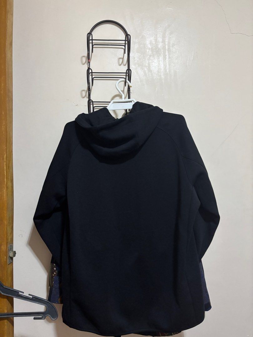 Uniqlo tech fleece (Category: Coats, Jackets and Outerwear) located in Antipolo. Submitted by jerom19 (Listing ID 1400694952, Image 2). Description: Dimes in inches 21.5x26.5 Xl on tag All zip working Authentic.