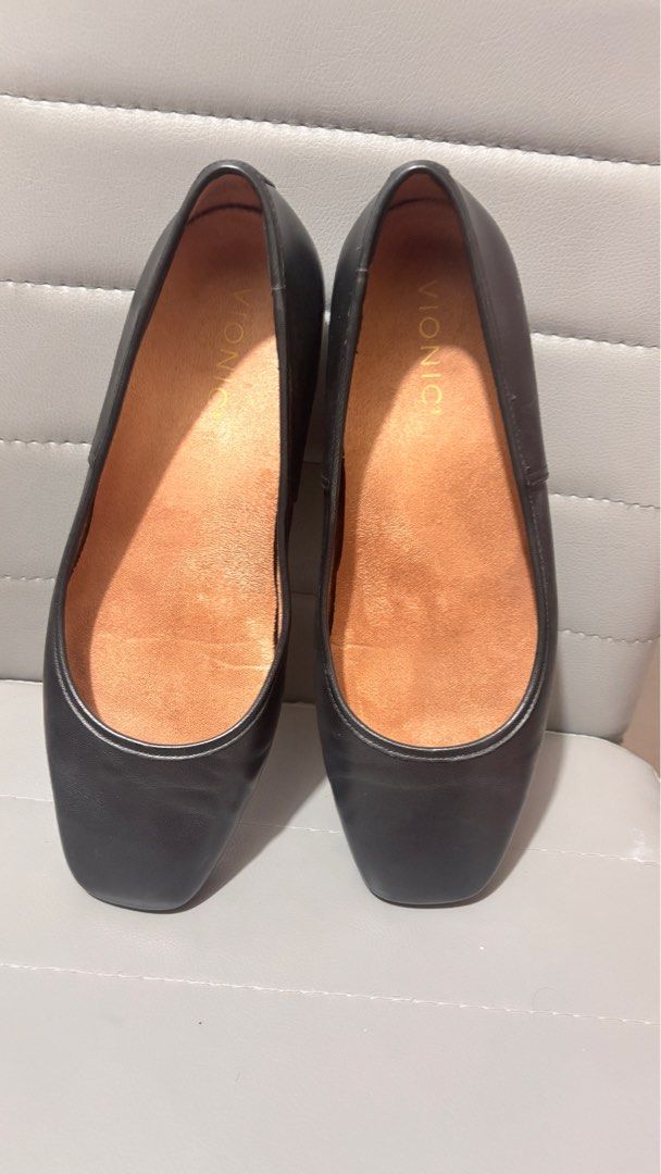 Vionic Hyacinth Orinda Black Leather Sandals (Category: Flats & Sandals) located in Manila. Submitted by miaaa01 (Listing ID 1400587174, Image 2). Description: Vionic Hyacinth Orinda Black Leather Shoes • US 8/ UK 5 1/2/ EUR 38 1/2 / 24.5 cm • Original Price: ₱8,300 • Good as new (only worn once) • with extra footbed • with box • Rfs: impulsive buy Shipping: lalamove, j&t.