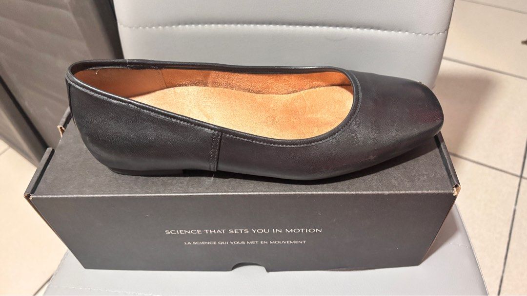 Vionic Hyacinth Orinda Black Leather Sandals (Category: Flats & Sandals) located in Manila. Submitted by miaaa01 (Listing ID 1400587174, Image 3). Description: Vionic Hyacinth Orinda Black Leather Shoes • US 8/ UK 5 1/2/ EUR 38 1/2 / 24.5 cm • Original Price: ₱8,300 • Good as new (only worn once) • with extra footbed • with box • Rfs: impulsive buy Shipping: lalamove, j&t.