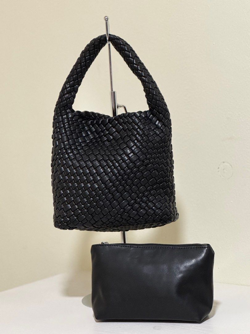 Woven (Category: Shoulder Bags) located in Puchong. Submitted by hey_12 (Listing ID 1387200721, Image 3). Description: Came with mini pouches and strap .