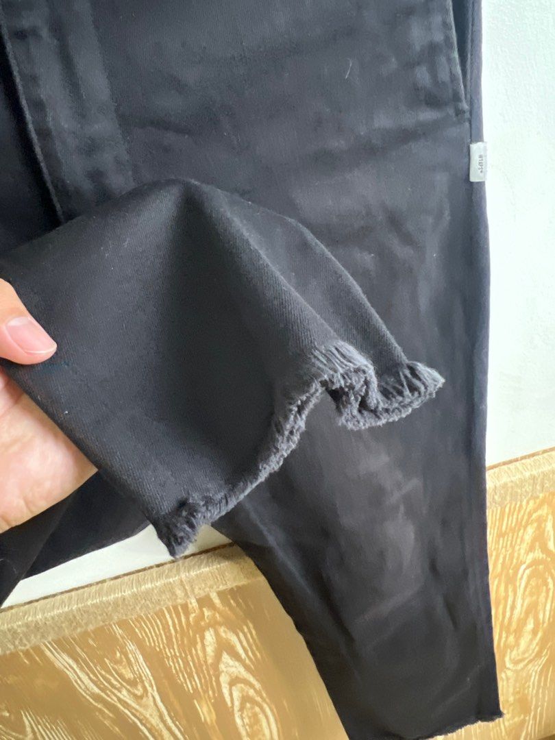 WTAPS TROUSERS COTTON TWILL (Category: Jeans) located in Baguio. Submitted by hiswardr0be (Listing ID 1400778961, Image 3). Description: MEDIUM 30-32 waist(32 on tape) 35 length 7 leg opening Slim fit fitting.