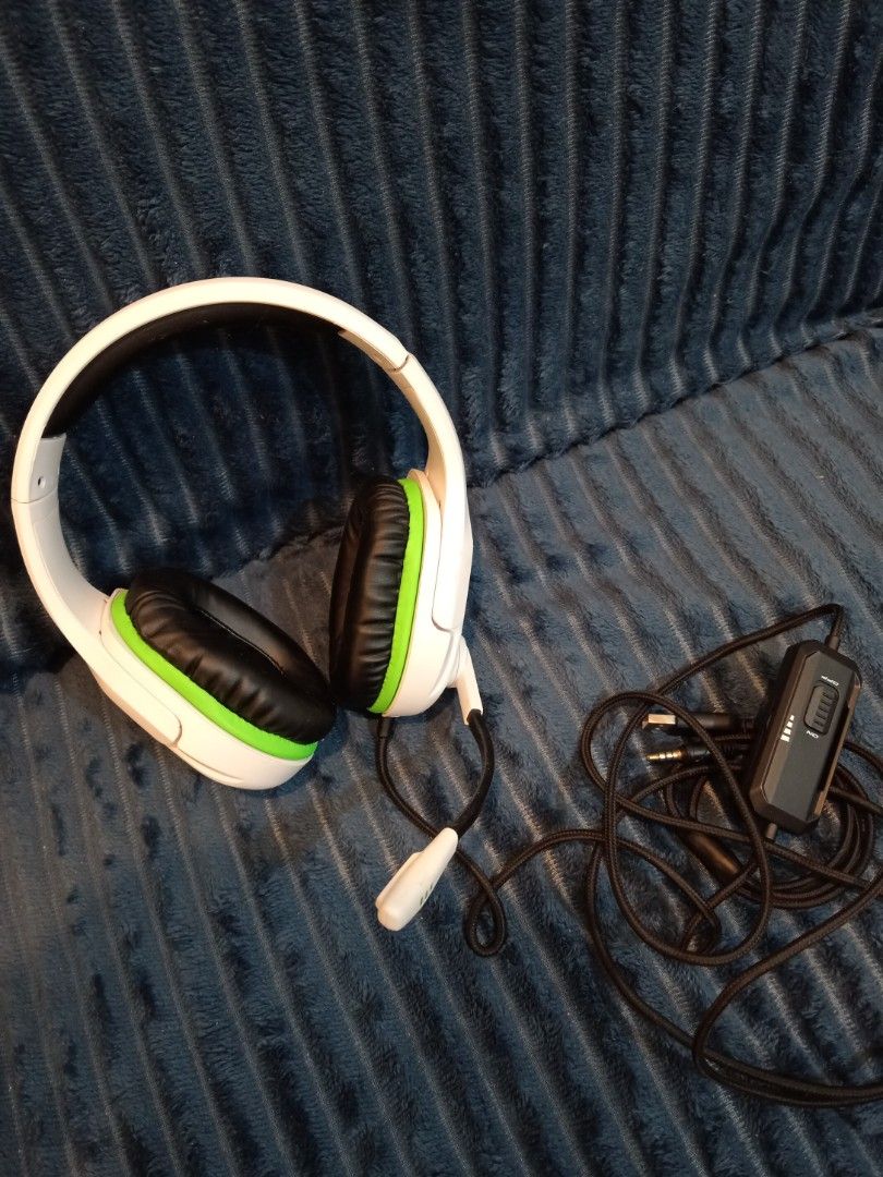 SALE ‼️ Anko Gaming Headset White (Category: Headphones & Headsets) located in Paranaque City. Submitted by shopnsaveph (Listing ID 1400959577, Image 2). Description: Anko Noise Cancelling Headset in White. Lightly used, mint condition. No flaws. .
