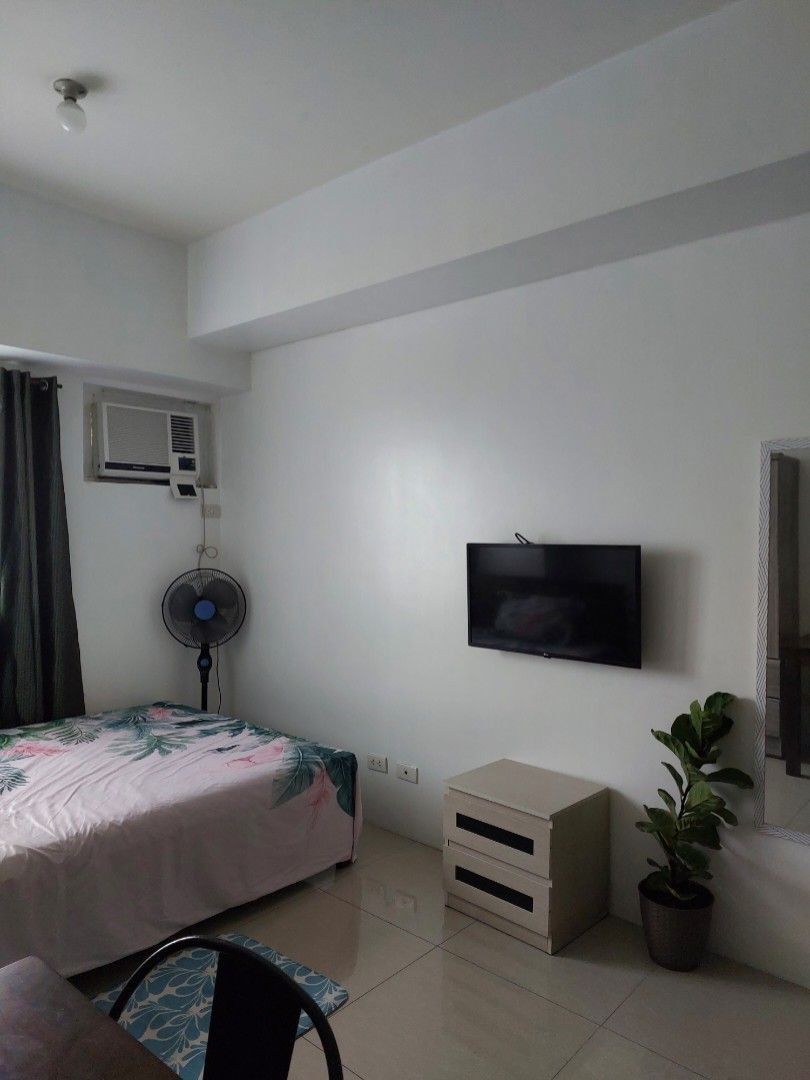 Beacon Studio for Sale - Clean title (Category: Apartments & Condos) located in Manila. Submitted by patrickb69 (Listing ID 1304422292, Image 3). Description: Studio 21 sm, very quiet, 17th floor, clean & fully furnished clean Title The condo is also near to different establishments such as Makati Central Square, San Lorenzo Park, Greenbelt, The Landmark, Glorietta, and SM Ayala Makati. It is also close to convenient public transportation, such a