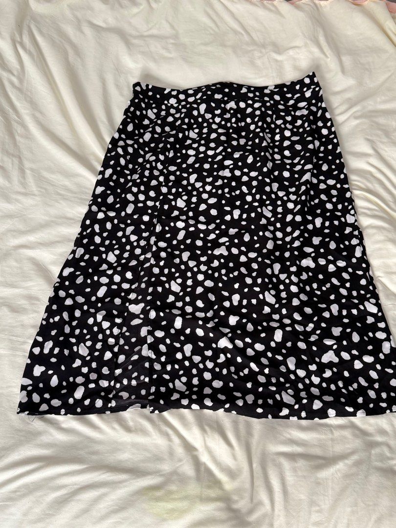 Black and White Print Midi Skirt (Category: Skirts) located in Quezon City. Submitted by anjvb (Listing ID 1400786821, Image 1). Description: SHEIN Printed Slit Skirt Fitted only 2XL (2nd photo not mine - for reference only)￼- Black midi skirt with white spot print - Comfortable, flowing design - Lightweight fabric - High-waisted - Mid-calf length - Versatile for various outfits.