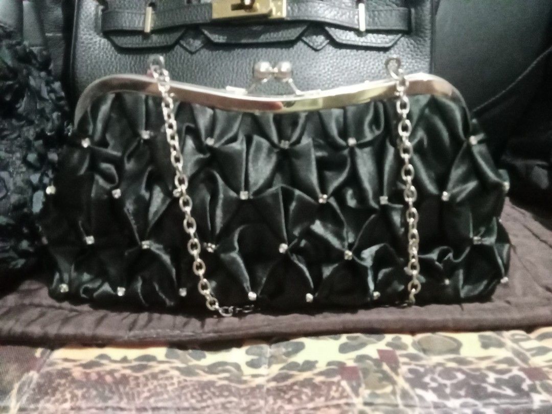Bundle of 4. Hand bags/with sling (Category: Cross-body Bags) located in Quezon City. Submitted by aileenmbor30110 (Listing ID 1400962000, Image 3). Description: 1. Birkin inspired with detachable sling. Flaws may rubs but bearable I leather conditioner and kiwi all good na. 2. black 2way with sling, may rubs na dn pero hnd masyado halata, yng zipper sa pocket sa loob ang sira. 3. Hand bag with design all goods nman. 4. kisslock hand bag with stu