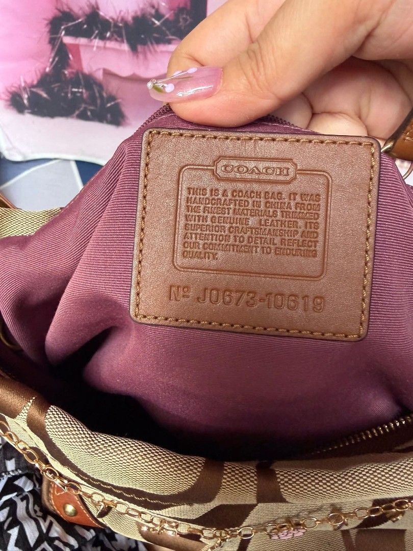 Coach Carly Vintage bag (Category: Luxury Bags & Wallets) located in Santo Domingo. Submitted by _nymph_ (Listing ID 1400881178, Image 2). Description: - Authentic Coach Carly bag -bought the bag from Facebook marketplace -can do vc for legitimacy -price is negotiable for sure buyer!! In pristine condition one minor flaw check last pic. can send more pictures of the bag.