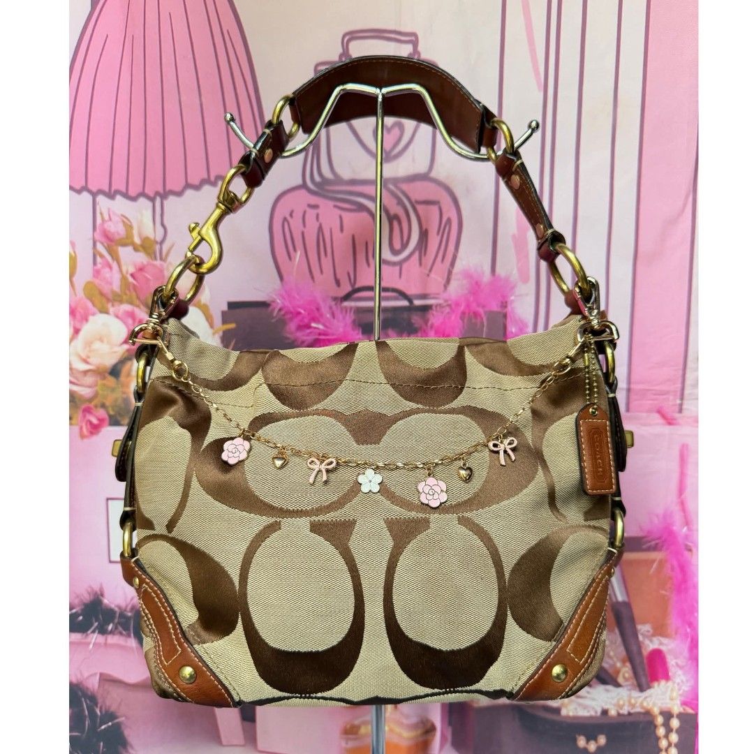 Coach Carly Vintage bag (Category: Luxury Bags & Wallets) located in Santo Domingo. Submitted by _nymph_ (Listing ID 1400881178, Image 1). Description: - Authentic Coach Carly bag -bought the bag from Facebook marketplace -can do vc for legitimacy -price is negotiable for sure buyer!! In pristine condition one minor flaw check last pic. can send more pictures of the bag.