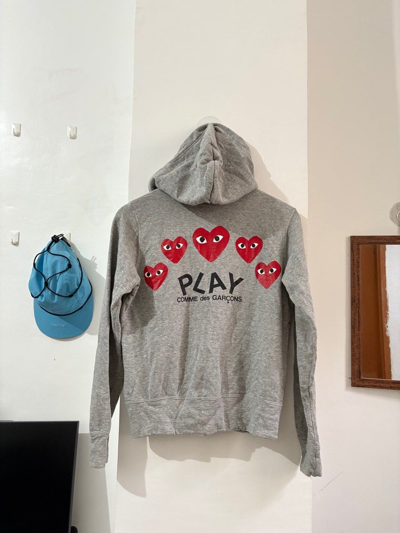COMME DES GARCONS PLAY MULTI LOGO HEART ZIP UP JACKET (Category: Luxury Apparel) located in Naga. Submitted by archivedseller (Listing ID 1400902548, Image 2). Description: •9.5/10 CONDITION •ISSUE SCRATCH PINHOLE CHECK PICS •SIZE M ON TAG •AUTHENTIC •W 19 INCHES •LENGHT 22.5 INCHES.
