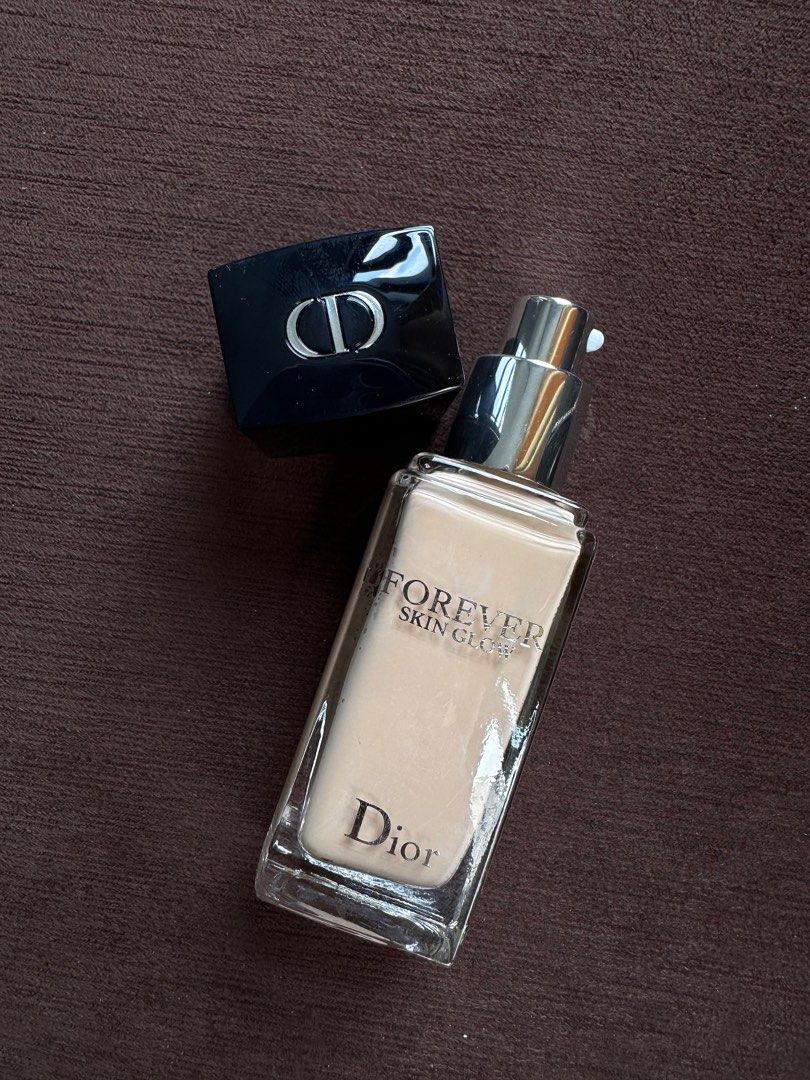 Dior Forever Skin Glow Foundation (Category: Makeup) located in Mandaluyong City. Submitted by kkloset_ (Listing ID 1400846508, Image 3). Description: Brand new never used Dior Forever Skin Glow Foundation Shade 1N - Perfect for glowy base - Used only 1 pump to check shade match (RFS: doesn’t match my skin tone) - Authentic bought from Sephora US - No box&receipt already, sold as-is Strictly no refunds, sales are final..