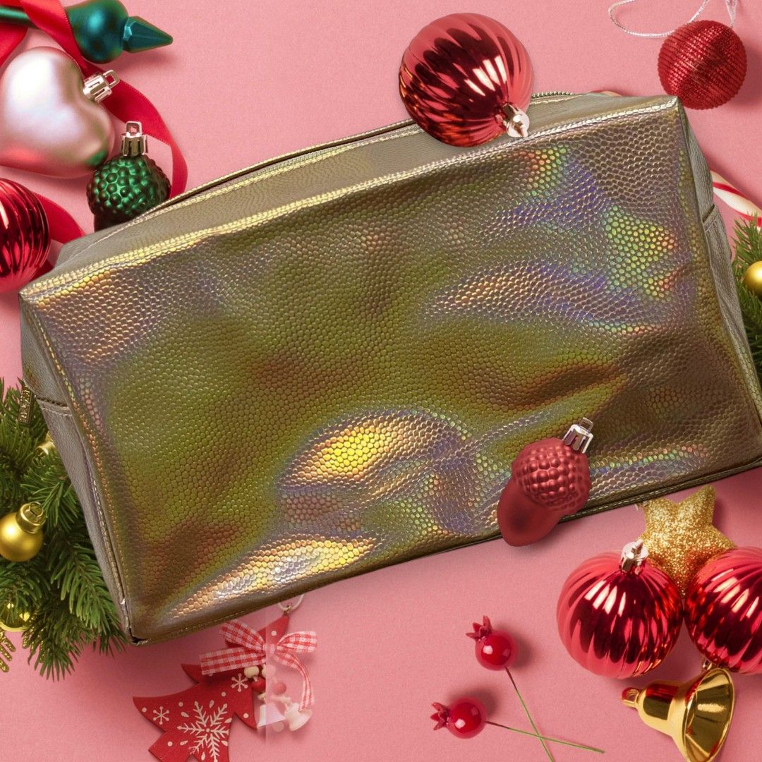 Estee Lauder Iridescent Pouch (Category: Makeup) located in Dumaguete. Submitted by whitestallion888 (Listing ID 1400952143, Image 1). Description: - Iridescent finish - Rectangular shape - Zipper closure - Textured material - Neutral color (shifts with light) 🌸Bought from China factory manufacturing GWP items 🌸"GWP items" refers to products offered under a Gift with Purchase (GWP) promotion.