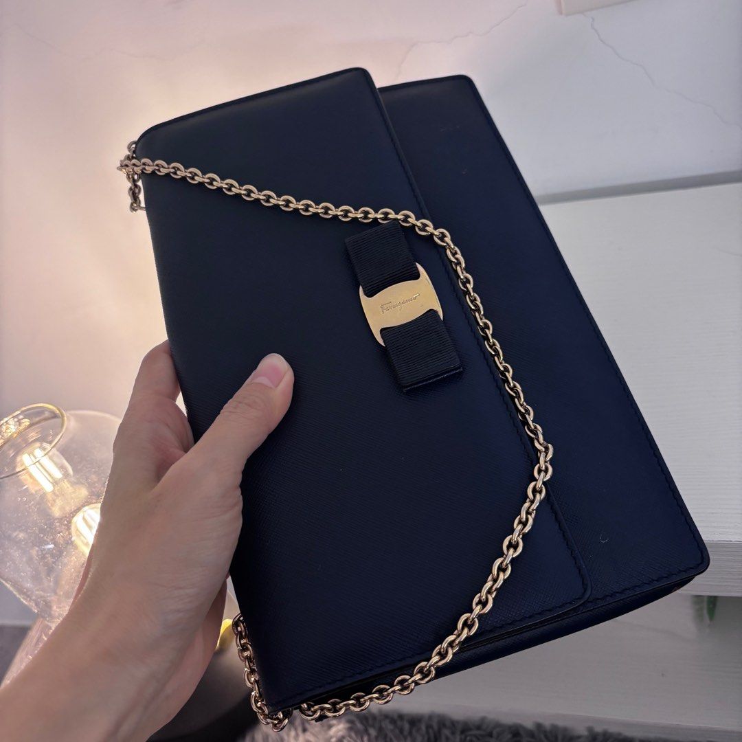 由 black.vintage (刊登 ID 1400934107，圖片 3) 提交，位於 台北市 (Taipei) 的 黑古董🖤Ferragamo 鏈條包 深藍色 金鍊 實用 長夾可裝 (類別：精品包與皮夾)，說明：非常實用的包 日常背也不會太隆重 防刮皮革。