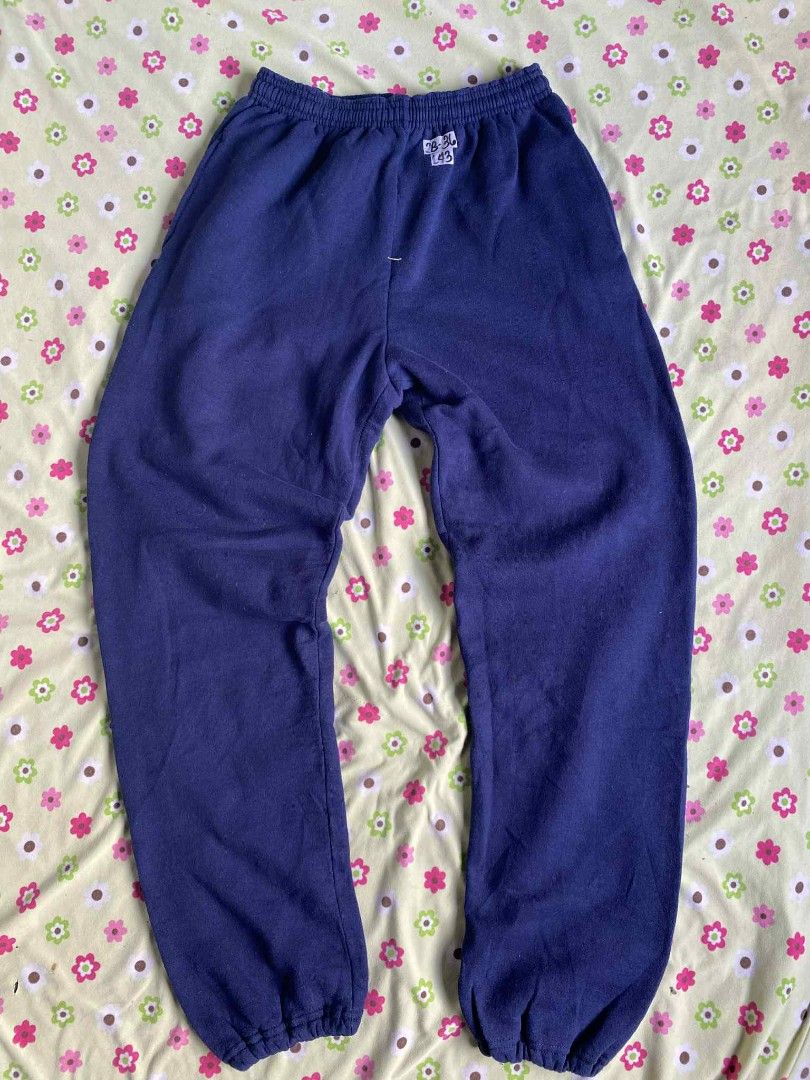 For sale russel athletic navy blue (Category: Joggers) located in Santa Cruz. Submitted by shoeg (Listing ID 1400953637, Image 1). Description: good condition 28-36 L 43.