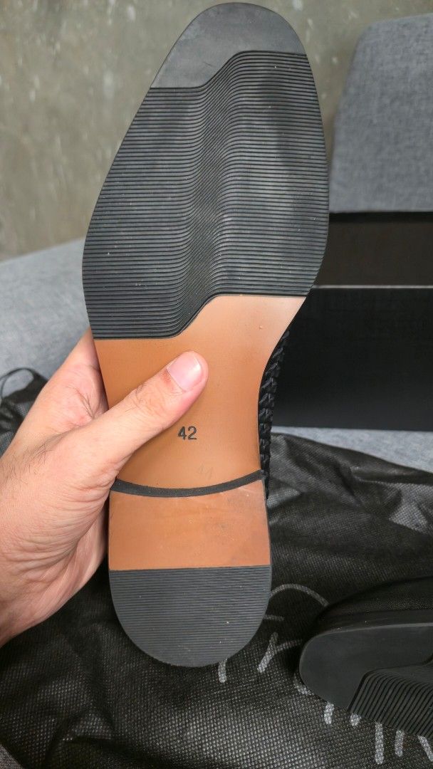 Frank Wilbur Tassel Loafers - Black (Category: Dress Shoes) located in Meycauayan. Submitted by tuschy (Listing ID 1400800604, Image 3). Description: - Black Frank Wilbur Tassel Loafers - Size 42 - Genuine leather construction - Features woven upper design and tassel detail - Includes original box, dust bag and paper bag - Ideal for smart casual outfits.
