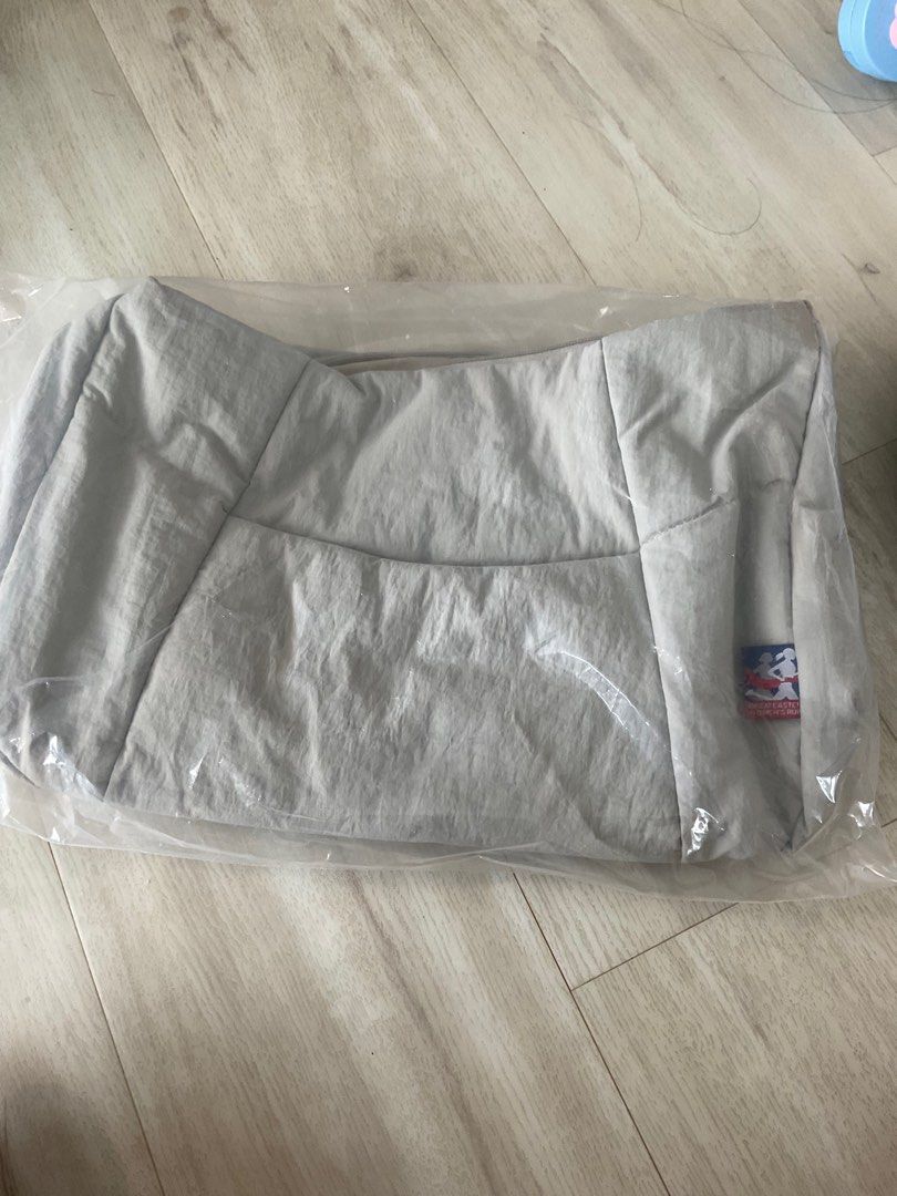GEWR handbag (Category: Carriers & Slings) located in Singapore. Submitted by neonfox (Listing ID 1400820249, Image 1). Description: .