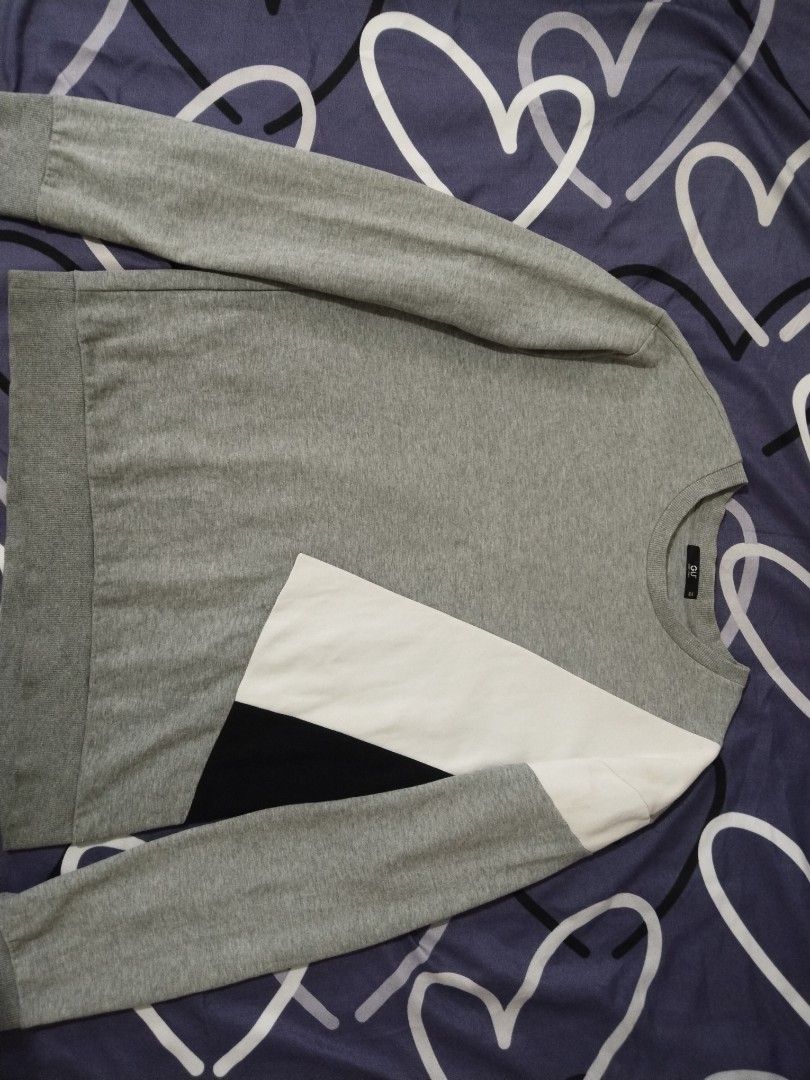 GU Sweatshirt Colorblock (Gray/White/Black) (Category: Coats, Jackets and Outerwear) located in Tacloban City. Submitted by dogmarshall1999 (Listing ID 1400934330, Image 1). Description: Size: Length: 27inches/ Sleeve 26inches/ Width: 22inches Condition: Preloved/Very Good No Major Flaws Minimalist Japanese Style from GU, a sister brand of Uniqlo. Features a stylish colorblock design with neutral tones perfect for casual or Streetwear fits..