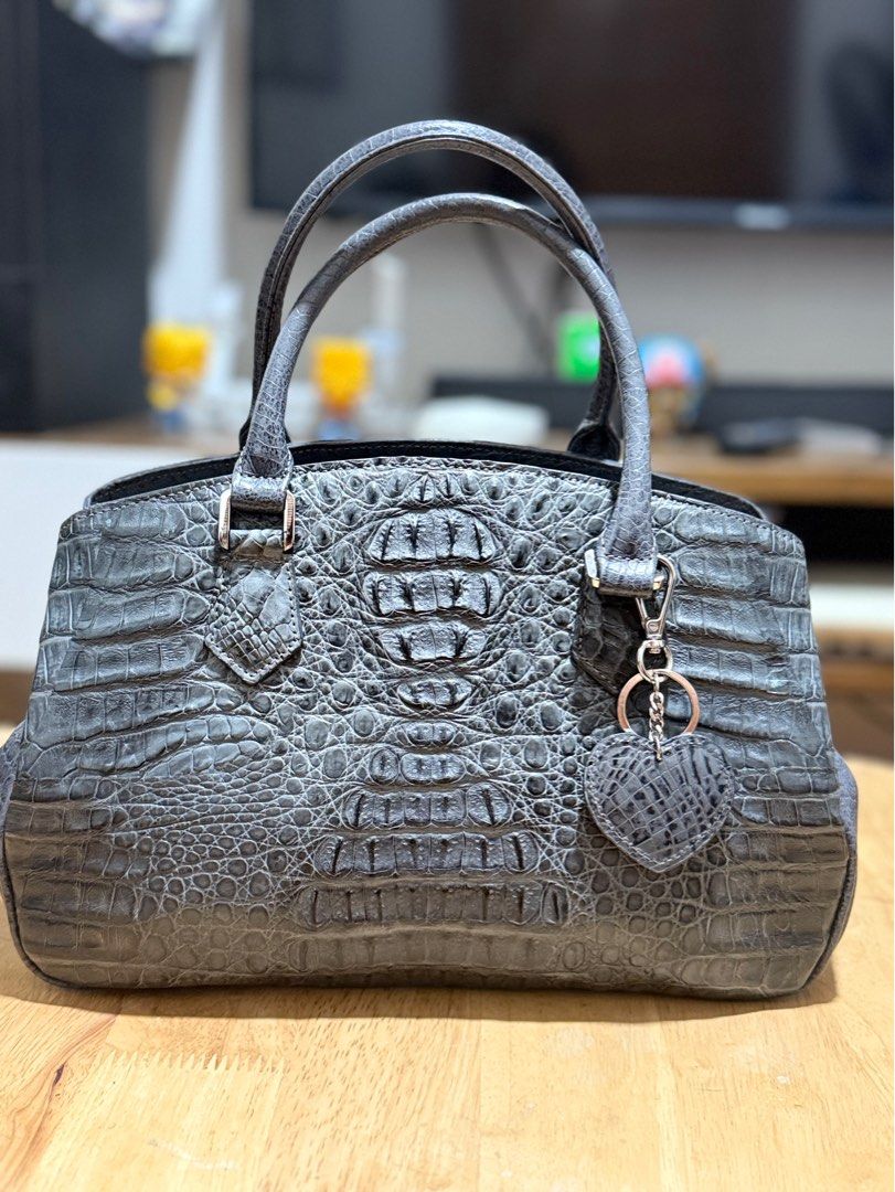 Handbag in Croc skin Very Elegant (Category: Luxury Bags & Wallets) located in Quezon City. Submitted by ateshandpick (Listing ID 1375834012, Image 1). Description: Authentic vintage Handbag Brand: Andrea Vanna With strap slot Croc skin Genuine Leather Price Negotiable 🥰.