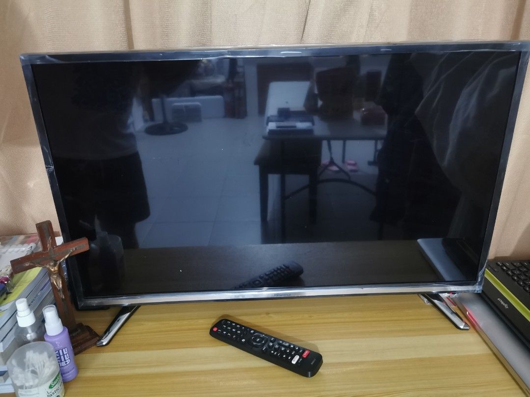 Hisense Smart TV with Netflix (Category: TV) located in Quezon City. Submitted by jm225 (Listing ID 1400779805, Image 1). Description: - Hisense Smart TV - Includes remote control - Pre-installed with Netflix and YouTube - Mirror mode using mobile - In good working condition - Sleek design - Ready for use 32in current loc of the TV SJDM.